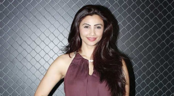 Daisy Shah picture 696x387