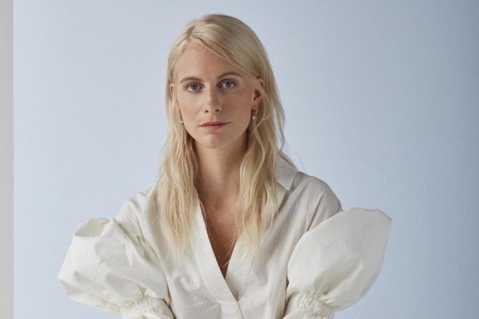 Poppy Delevingne pics 696x464