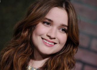 Alice Englert Pics