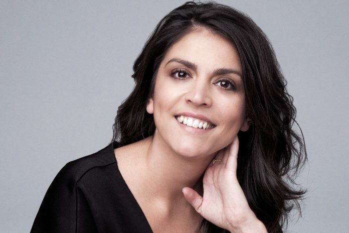 Cecily Strong Pics 696x464