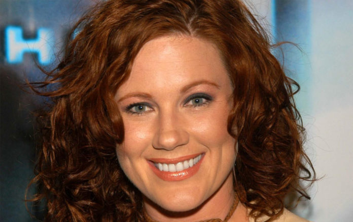 Elisa Donovan Pics 696x439