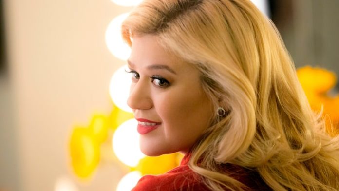 Kelly Clarkson pics 696x392