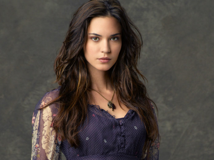 Odette Annable Pics 696x522