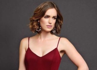 Elizabeth Henstridge Pics