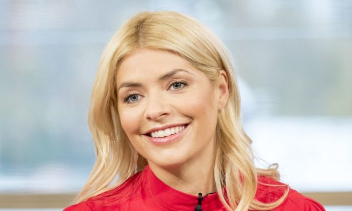 Holly Willoughby Pics 696x418