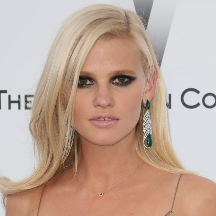 Lara Stone Pics 696x696